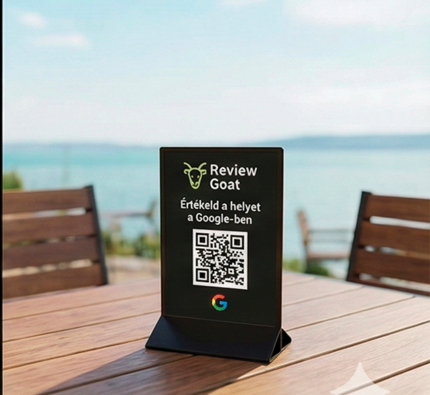Terasz asztali állvány - Review Goat QR kód kültéri asztalon, tengerre néző teraszon